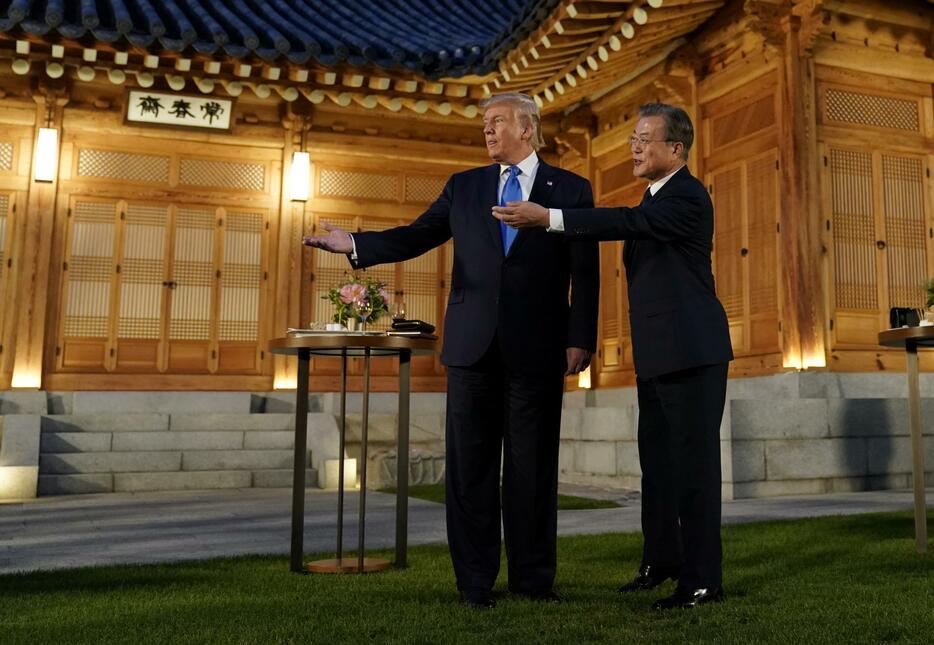 2019年6月に訪韓したアメリカ・トランプ大統領をもてなす韓国・文在寅大統領（写真：ロイター／アフロ）