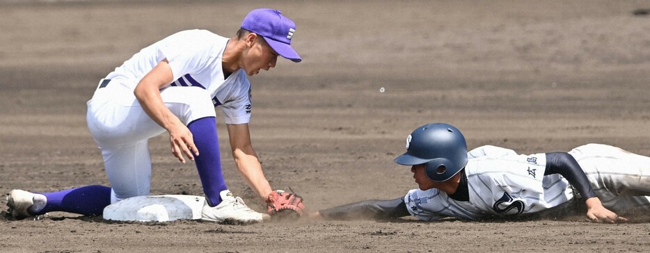 【広島新庄－天理】三回表広島新庄1死一、二塁、打者・下の時、二塁走者の大可が飛び出し、けん制タッチアウト（野手・杉下）＝阪神甲子園球場で2020年8月11日、平川義之撮影