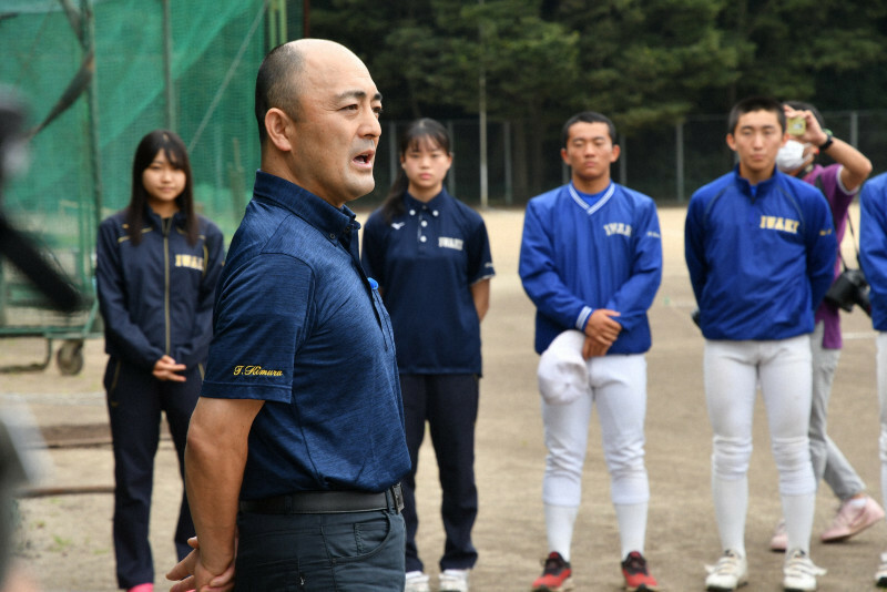 選手たちにノッカーとして甲子園に同行することを報告する木村保さん＝福島県いわき市平の磐城高校グラウンドで2020年8月9日午前8時31分、磯貝映奈撮影