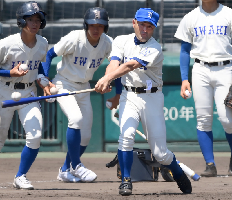 試合前にノックする磐城の木村保前監督＝阪神甲子園球場で2020年8月15日、久保玲撮影