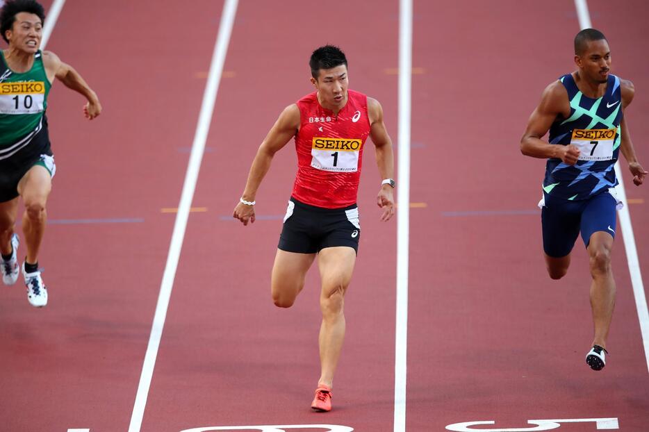 新国立で開催のセイコーゴールデンGP男子100mを制したのは桐生祥秀(真ん中）。ケンブリッジ飛鳥（右）は2位だった（写真：長田洋平/アフロスポーツ）