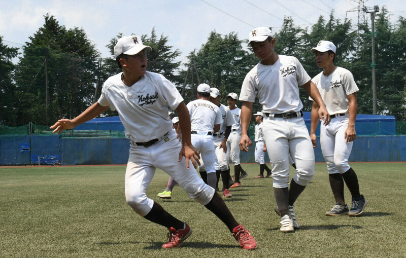 センバツ交流試合に向け、声を掛け合って練習に励む選手たち＝東京都多摩市の国士舘グラウンドで2020年8月12日、川村咲平撮影