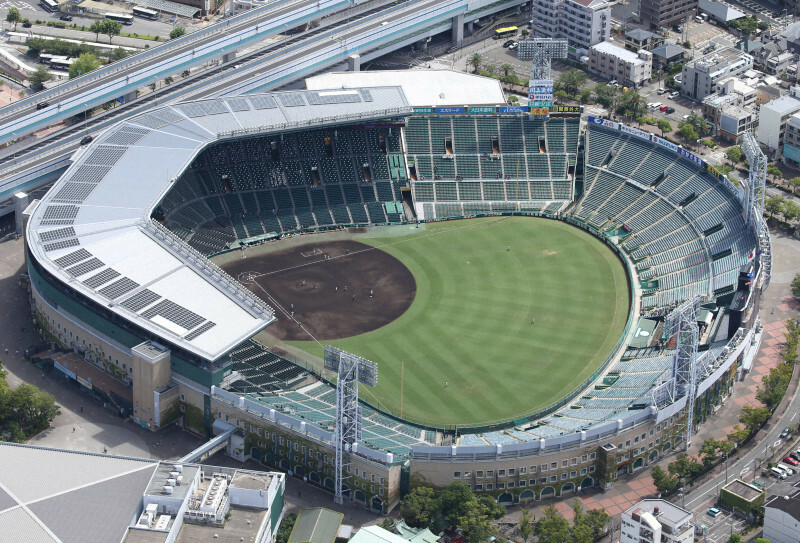 センバツ交流試合が行われる阪神甲子園球場＝兵庫県西宮市で2020年8月10日、本社ヘリから小出洋平撮影