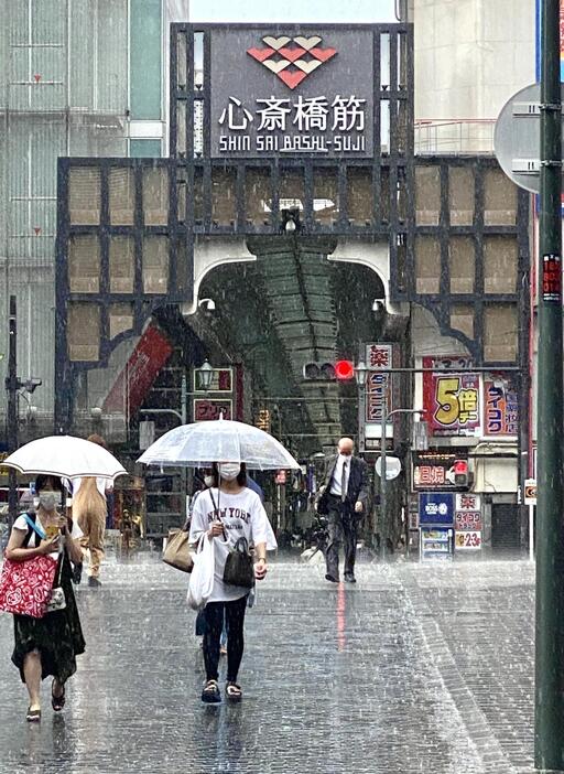 ［写真］突然の大雨にずぶ濡れになるサラリーマンの姿も＝27日午後2時50分ごろ、大阪市中央区で