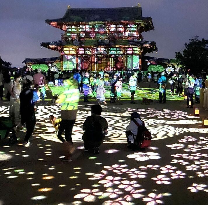 [写真]「天平たなばた祭り」。光と音のアートプロジェクトで朱雀門に花や鳳凰が映し出された＝22日午後7時半ごろ、奈良県奈良市で