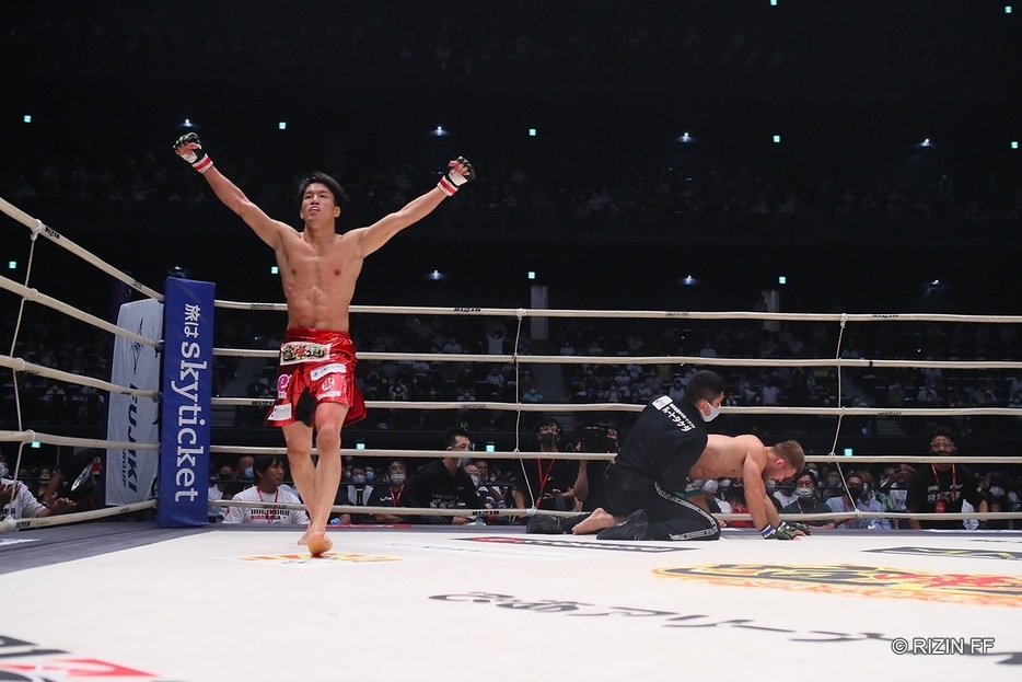 朝倉海が扇久保を衝撃のTKO勝利で下してRIZINバンタム級王座を奪取(写真提供・RIZIN FF）