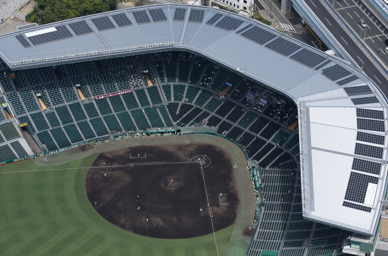 センバツ交流試合が行われる阪神甲子園球場＝兵庫県西宮市で2020年8月10日、本社ヘリから小出洋平撮影