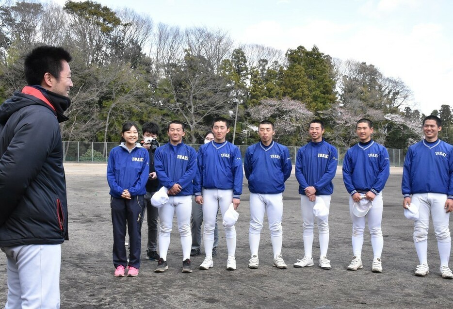 渡辺純監督と初対面した選手たち。渡辺監督の言葉に、選手たちの表情はほころんだ＝福島県いわき市平の磐城高校グラウンドで