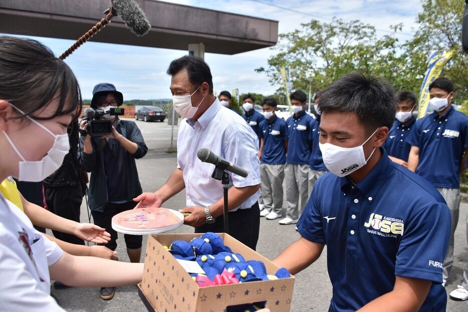 ファッションデザイン科の生徒が作ったお守りを受け取る古市主将（右）＝鹿児島県日置市の鹿児島城西高校で２０２０年８月１１日午後０時５０分、白川徹撮影