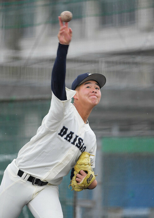 甲子園で球速150キロの大台を目指す大分商の川瀬＝大分市で2020年1月25日、津村豊和撮影