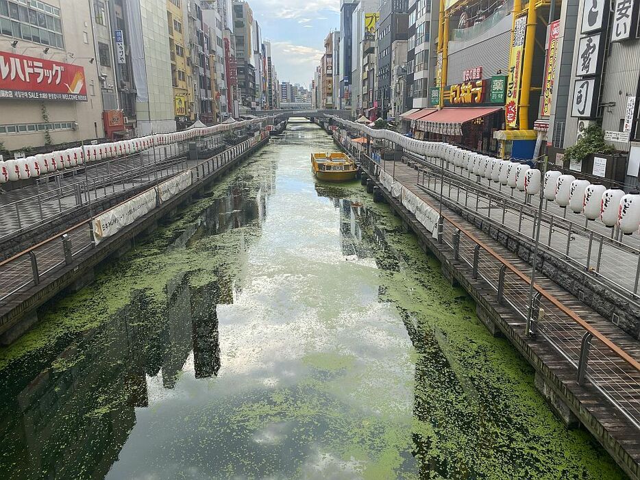 [写真]相合橋から戎橋方面を望む＝27日午後3時40分ごろ、大阪市中央区で