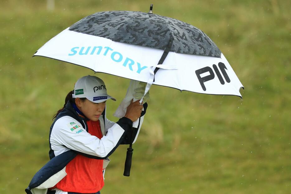 全英女子OPで連覇を狙った渋野日向子だが激しい雨風とリンクスコースの洗礼を受けて予選落ち。まさかの”空振り失態”まであった（写真：Golffile/アフロ）