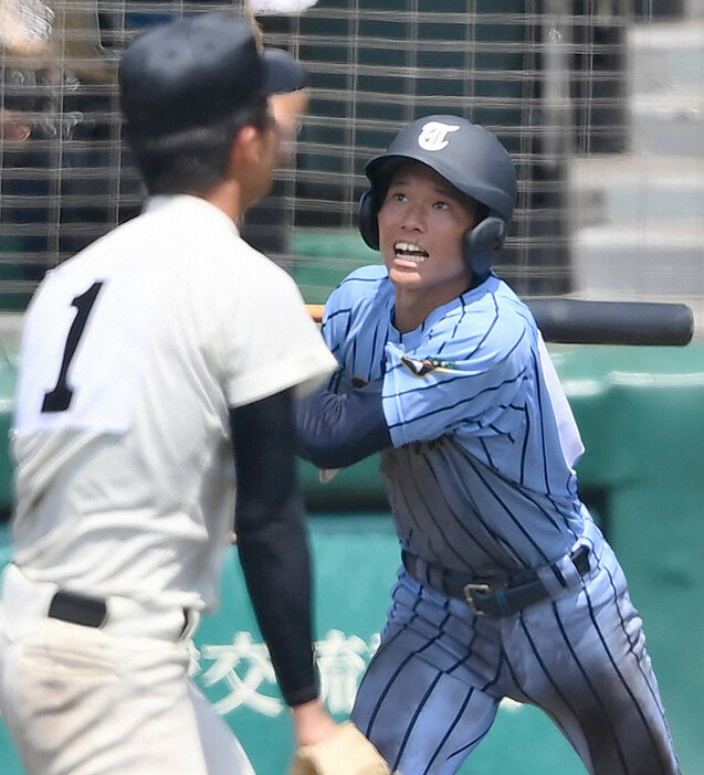 【東海大相模－大阪桐蔭】七回表東海大相模1死二、三塁、神里が右前2点適時打を放つ（投手・藤江）＝阪神甲子園球場で2020年8月17日、平川義之撮影