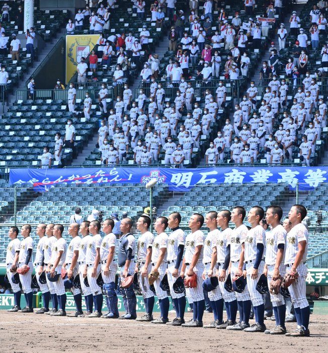 【桐生第一―明石商】桐生第一を破り、校歌を歌う明石商の選手たち＝兵庫県西宮市の阪神甲子園球場で、平川義之撮影