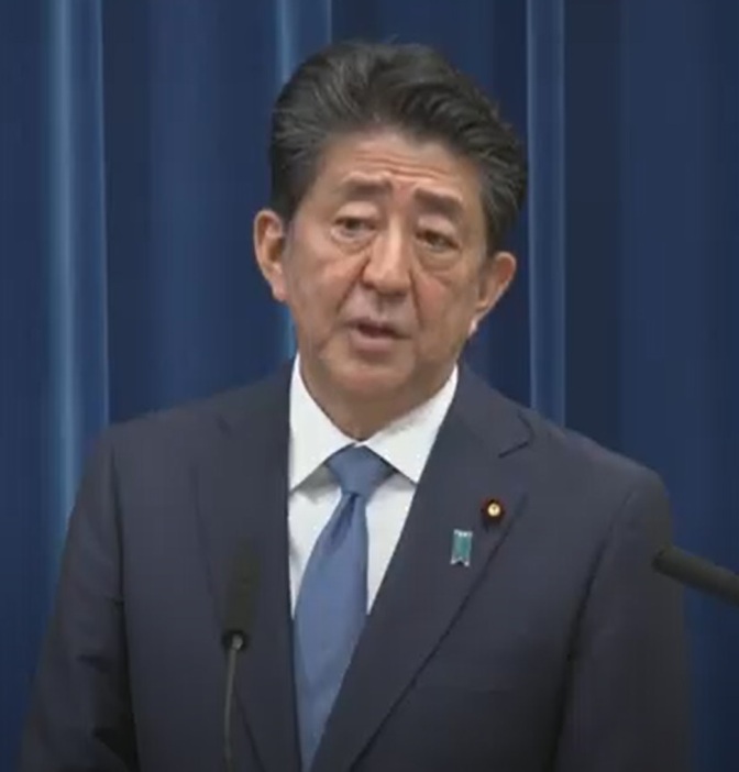 記者会見する安倍首相