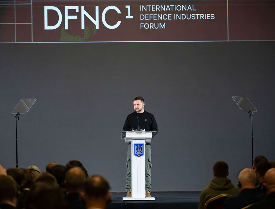 29日、キーウで行われた国際防衛産業フォーラムで演説するウクライナのゼレンスキー大統領（大統領府ホームページより、共同）