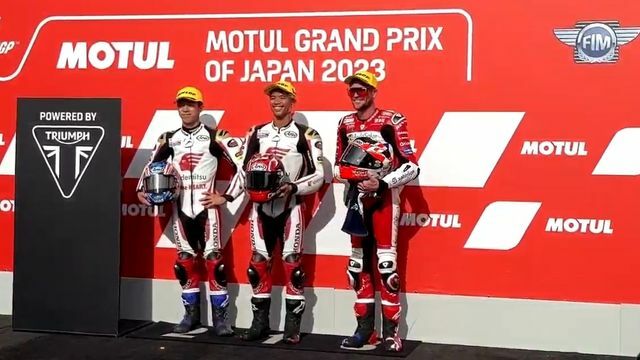 30日　Moto2クラス予選でフロントロー獲得の3人　左から小椋藍選手、チャントラ選手、ディクソン選手