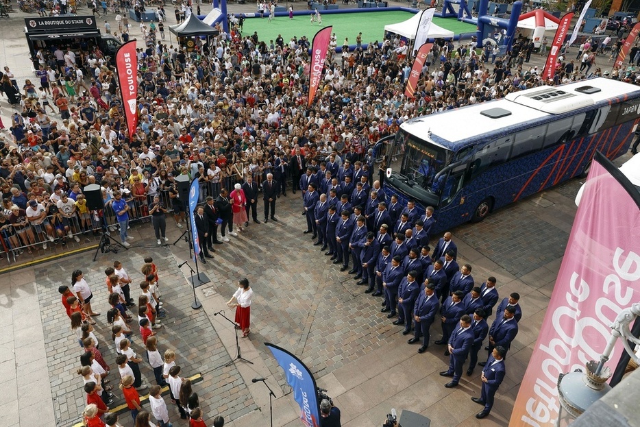 トゥールーズで大勢の人たちに迎えられるラグビー日本代表（右下）＝3日（共同）
