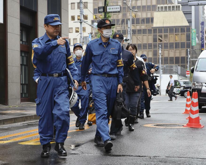 作業員5人が転落して死傷したビル建設現場に入る警視庁の捜査員ら＝22日午前8時34分、東京都中央区