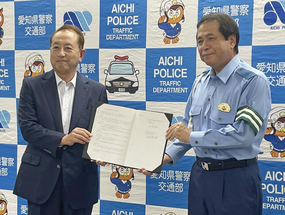 愛知県警と交通事故防止に関する協定を結んだ「ヤマナカ」の中野義久社長（左）＝27日午前、県警本部