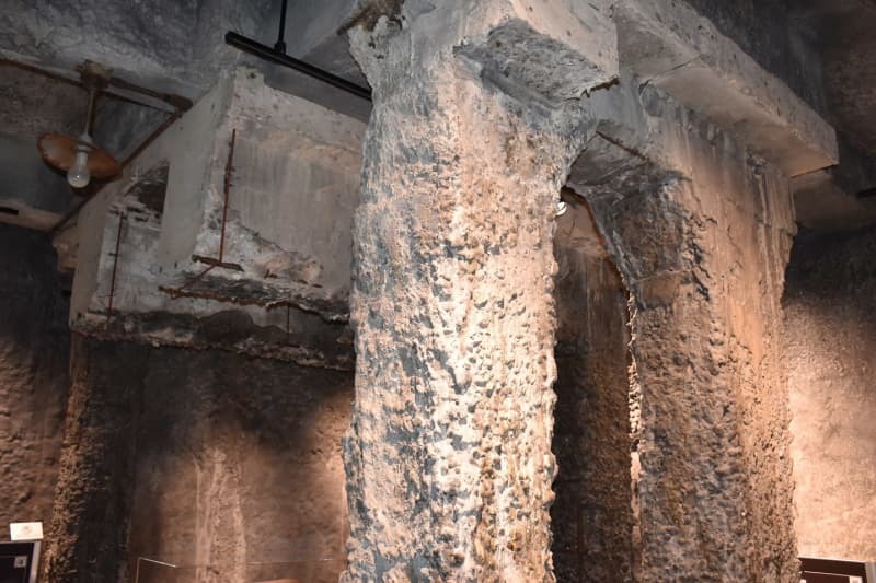 空襲で焼けただれた旧日本石油秋田製油所の倉庫の柱。秋田市土崎みなと歴史伝承館で展示