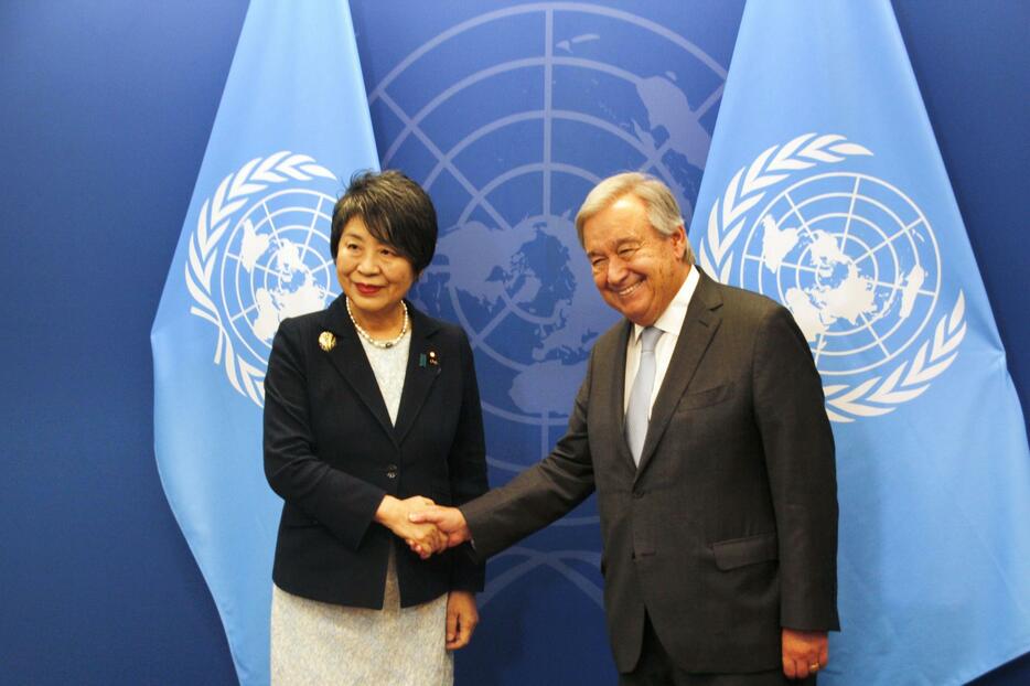 写真撮影に臨む上川外相（左）とグテレス国連事務総長＝21日、米ニューヨーク（共同）