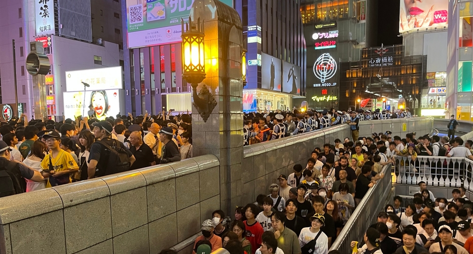 ［写真］多くの阪神ファンらが集まった戎橋＝14日夜、大阪市中央区で