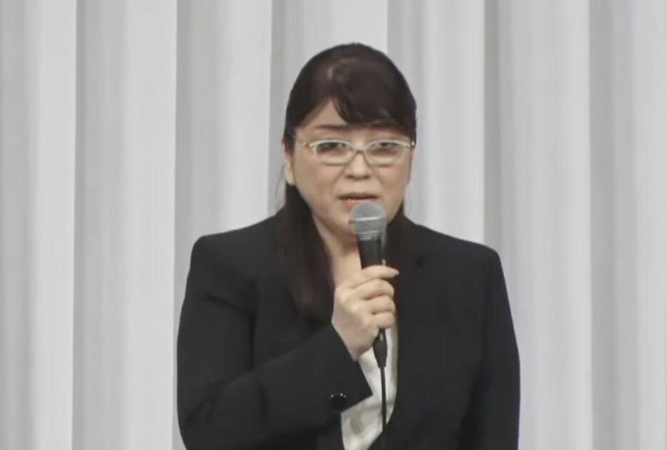 記者会見に臨んだ藤島ジュリー景子氏