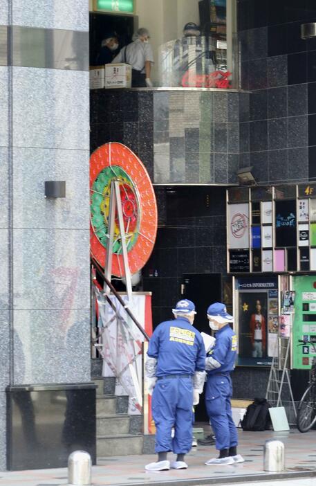 男性が刺された現場付近を調べる宮崎県警の捜査員ら＝10日午後1時39分、宮崎市