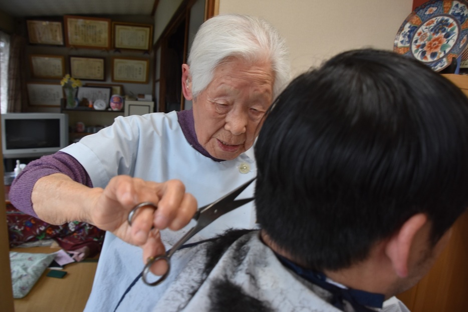 筆者の髪を切る106歳の理容師、箱石シツイさん