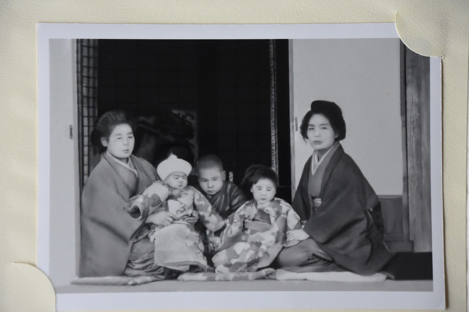 幼かった頃のシツイさん（左から2番目）と家族の写真
