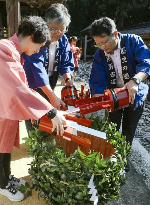 熊野本宮大社の「献湯祭」で、本殿前の大だるに温泉の湯を注ぎ入れる宿泊施設の代表者ら＝30日午前、和歌山県田辺市
