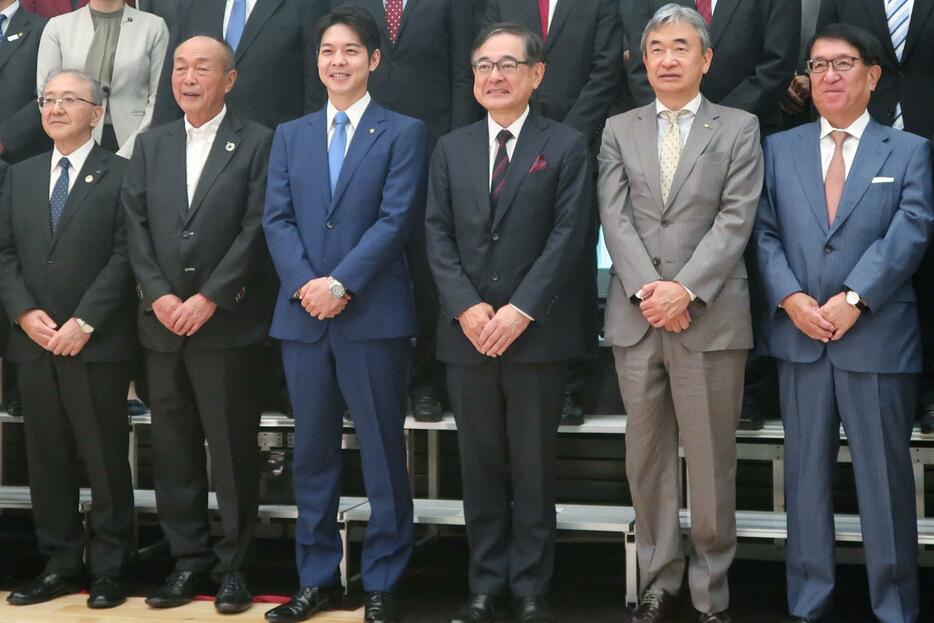 開所式で記念写真に納まる北大の宝金清博学長（中央右）ら＝28日午前、札幌市