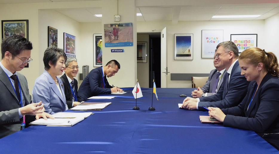 会談に臨む上川外相（左から2人目）とウクライナのクレバ外相（右から2人目）＝20日、米ニューヨーク（外務省提供）