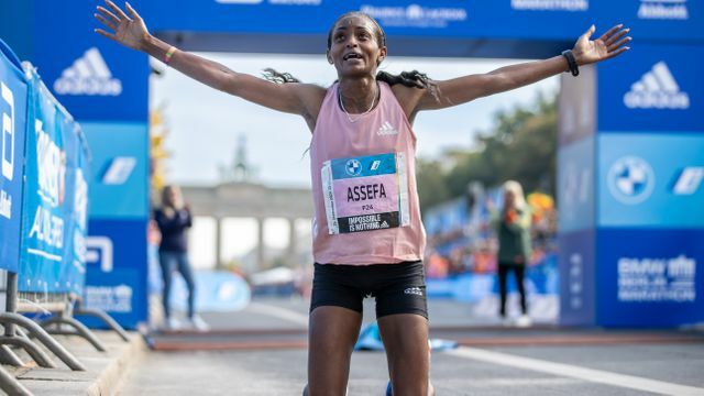 ベルリンマラソンで世界新記録を出したエチオピアのティギスト・アセファ選手(写真：アフロ)