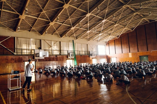 三浦さんは多くの中学・高校での講演活動を通して、生徒たちとの交流を重ねる（本人提供）