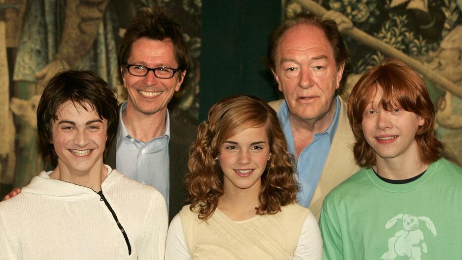 映画「ハリー・ポッター」シリーズで共演したダニエル・ラドクリフさん（前列左）らと記念撮影するマイケル・ガンボンさん（後列右）＝2004年5月、ロンドン（ロイター＝共同）