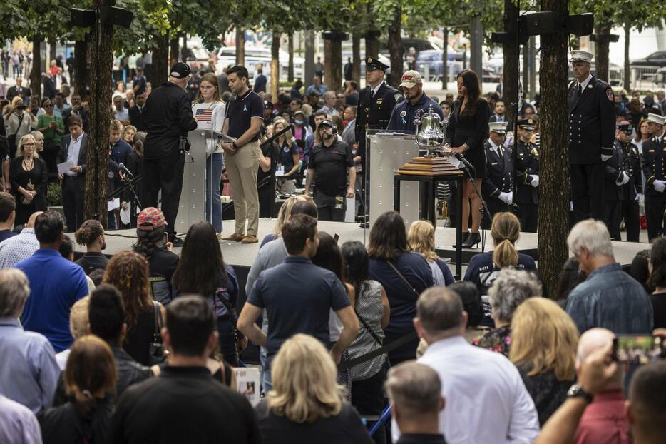 11日、米ニューヨークで開かれた米中枢同時テロの追悼式典。犠牲者の名前が読み上げられた（AP＝共同）