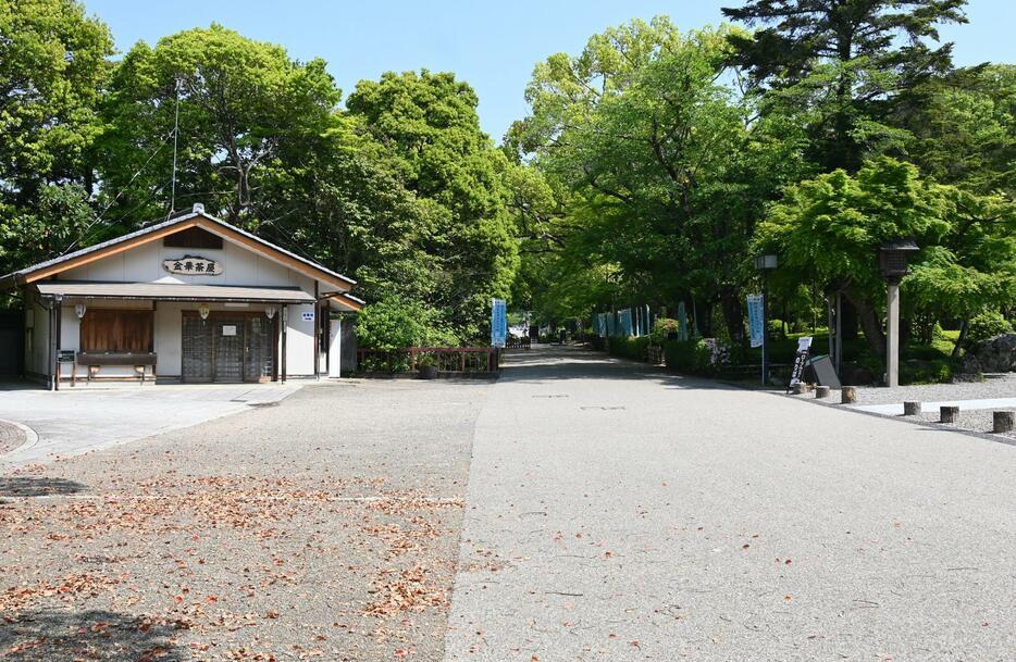 岐阜城のある金華山のロープウエイも運休。いつもの連休なら人でごった返す「金華茶屋」などの休憩所も閉まり、人影はない（5月2日午前10時ごろ、川柳まさ裕撮影）