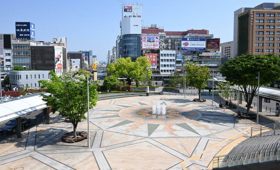 岐阜県のJR岐阜駅北口「信長ゆめ広場」も人影はまばら。周辺のコンビニ店員は「普段の100分の1、いや1000分の1かも」と戸惑っていた。（5月2日午前9時半ごろ、川柳まさ裕撮影）