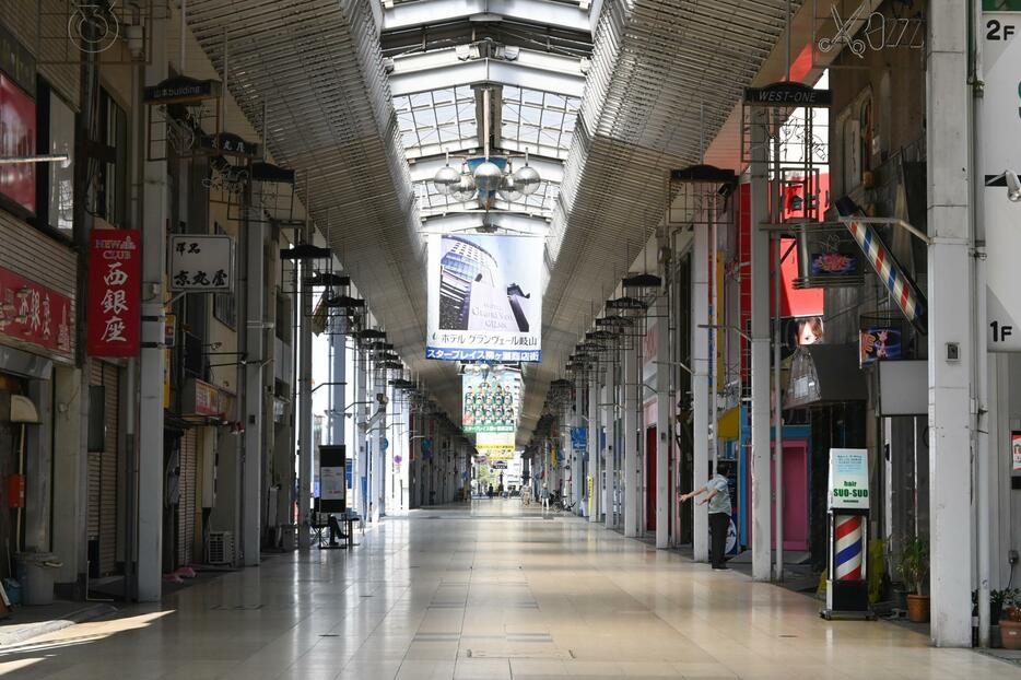 夜はネオン街、昼は商店街としてのにぎわいを見せる岐阜市・柳ヶ瀬のアーケード街も閑散。理容店の店主らしき人物も店の前で体操をするなど時間を持て余していた（5月2日午前10時ごろ、川柳まさ裕撮影）