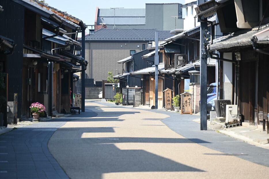 岐阜市の古い町並みで有名な川原町通りも、例年の大型連休とは違ってひっそり。通行人の姿はほとんどない（5月2日午前9時半ごろ、川柳まさ裕撮影）