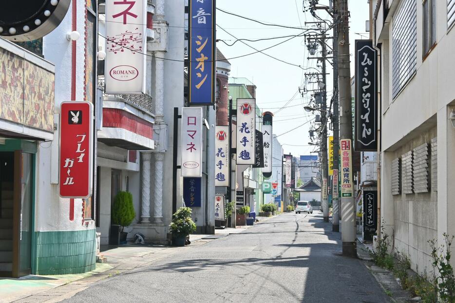 東海地方で最大のソープランド街で知られる通称「金津園」。営業を続けている店もあるが、客も接客する女性の出勤も少ない（5月2日午前10時半ごろ、川柳まさ裕撮影）