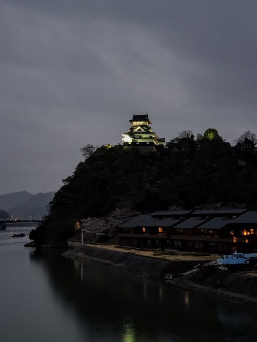 木曽川河畔に美しくそびえ立つ犬山城の夜景