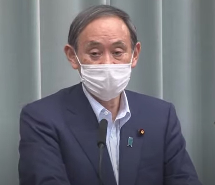 会見する菅官房長官