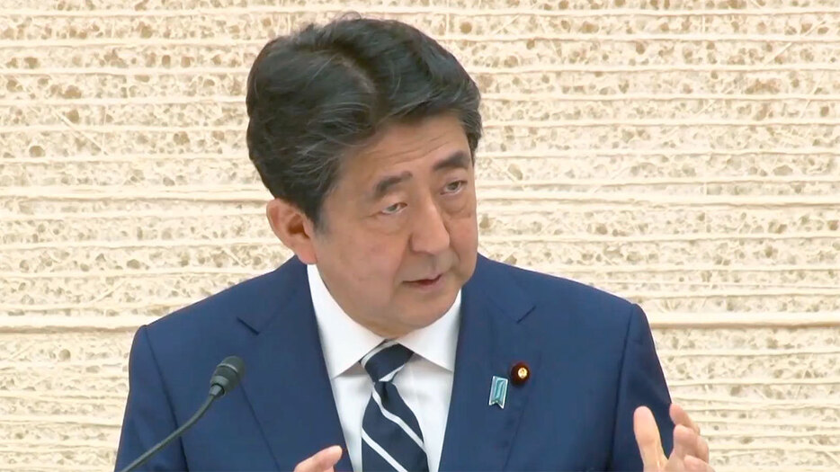 会見する安倍首相＝5月25日