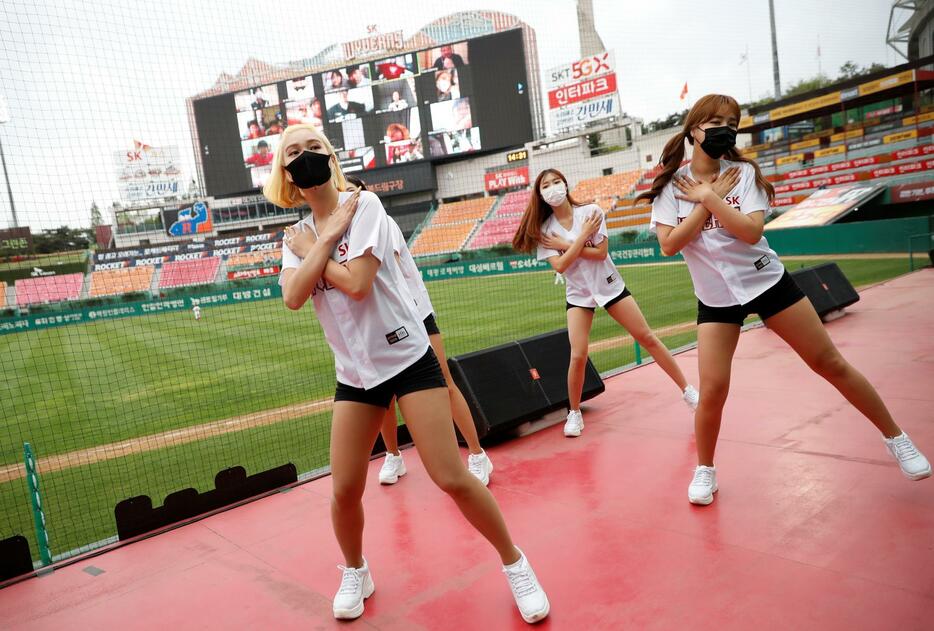 開幕した韓国プロ野球。無観客でSKワイバーンズの美人チアもマスク姿だった(写真・ロイター／アフロ）