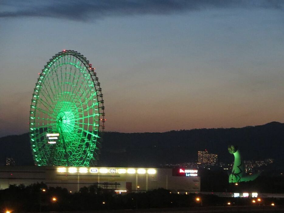 緑の輝きを放つ太陽の塔（右）、日本一高い観覧車も緑に輝いていた