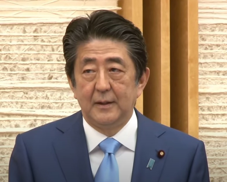 記者会見する安倍首相。5月4日