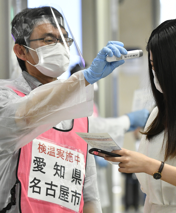 愛知県と名古屋市の職員は、名古屋駅で新幹線を降りた人に協力を求め、額にかざす機器で検温を実施。新型コロナウイルス対策の徹底を呼び掛けている（5月2日午前11時半ごろ、花井知之撮影）